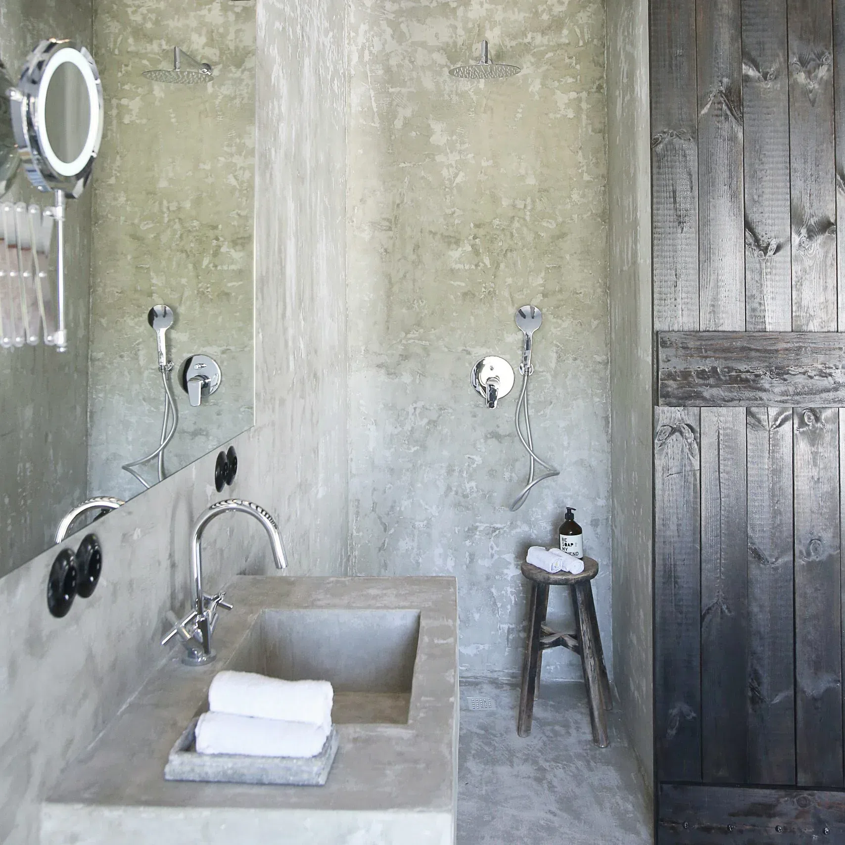 Open bathroom with rain shower in the Double de Luxe